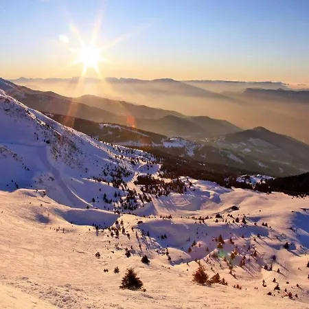 Vue Panoramique Au Pied Des Pistes *
